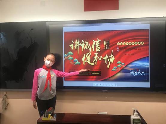 小孩在电视前
中度可信度描述已自动生成